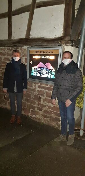 Lars Castellucci und Jan-Peter Röderer bei der Eröffnung des Adventsfensters