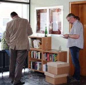 Herr Bürgermeister Bösenecker (li) und SPD-Gemeinderat Jochen Ackermann (re) schmökern schon mal in den ersten Büchern.