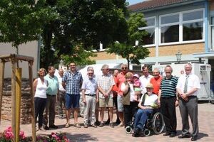 Gruppenbild nach der Baumübergabe Foto Fritz Klenk